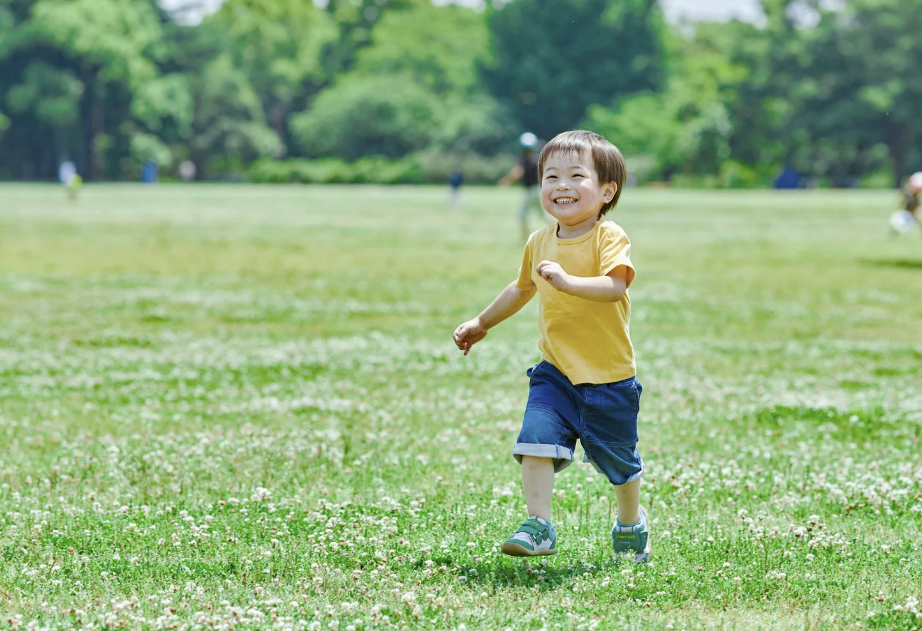 tingkah lucu anak, kelakuan toddler, anak suka jatuh, tips parenting toddler, kebiasaan anak balita, Bunda, si Kecil